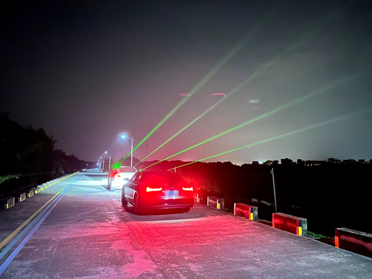 🚨 Ultra-Bright Green Laser Signal Light – Tactical Style for Your Ride!