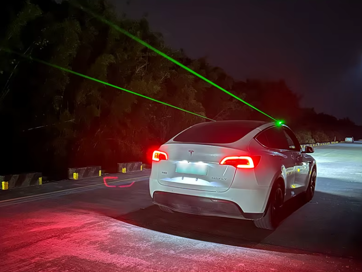 🚨 Ultra-Bright Green Laser Signal Light – Tactical Style for Your Ride!