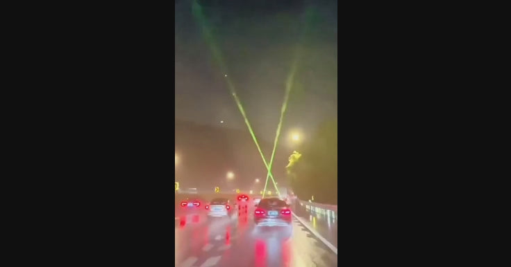 🚨 Ultra-Bright Green Laser Signal Light – Tactical Style for Your Ride!